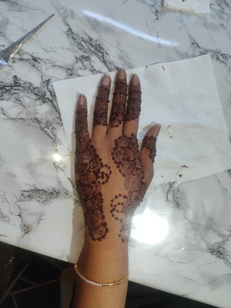 henna 7 hand